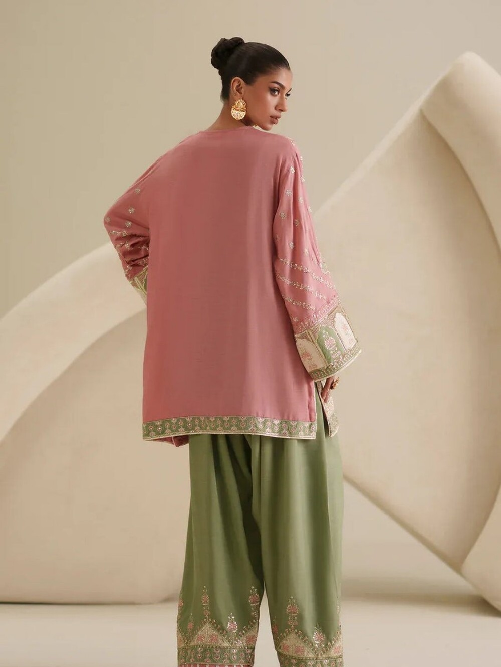 Pakistani Designer Suit - Picture 2 of 4